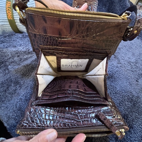 Small brahminn crossbody lots of room - Picture 2 of 6